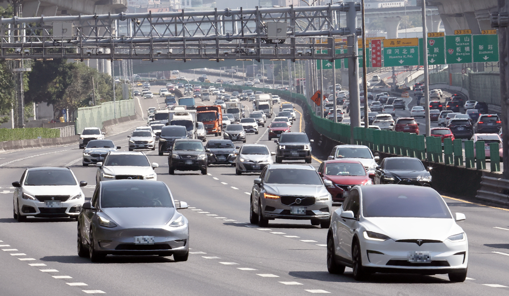 初三國道塞爆!估全日上看135百萬車公里 國5南向最塞