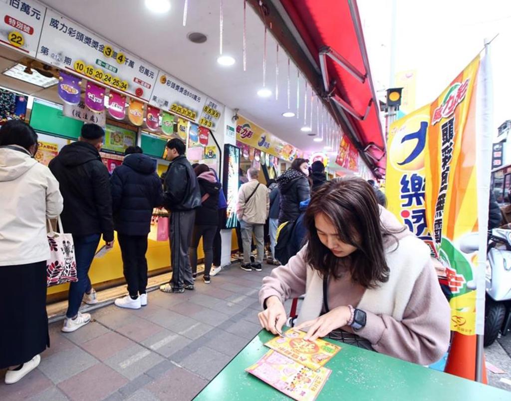 兒子隨手一指刮中百萬!年輕媽媽驚喜:教育基金有著落了