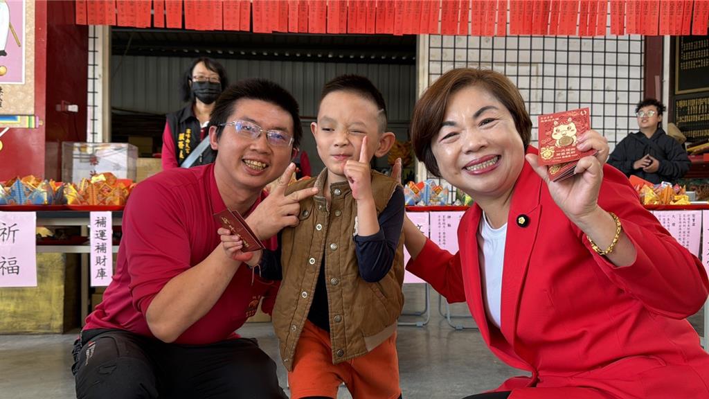 過年走春 楊瓊瓔3天走訪30宮廟祈福發紅包