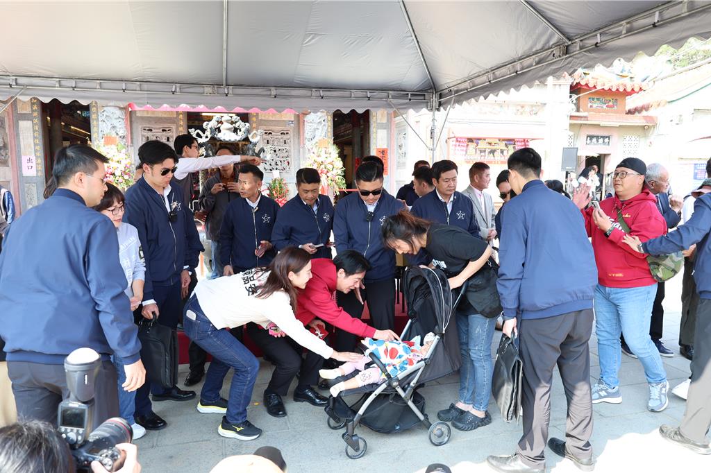 總統初三頭份永貞宮參拜發福袋 鍾東錦當面要蓋新校舍經費