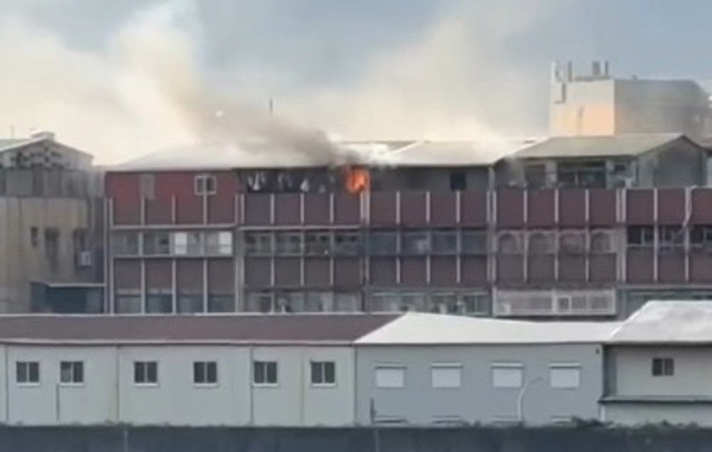 快訊》新莊舊式公寓大火! 頂樓加蓋竄火舌