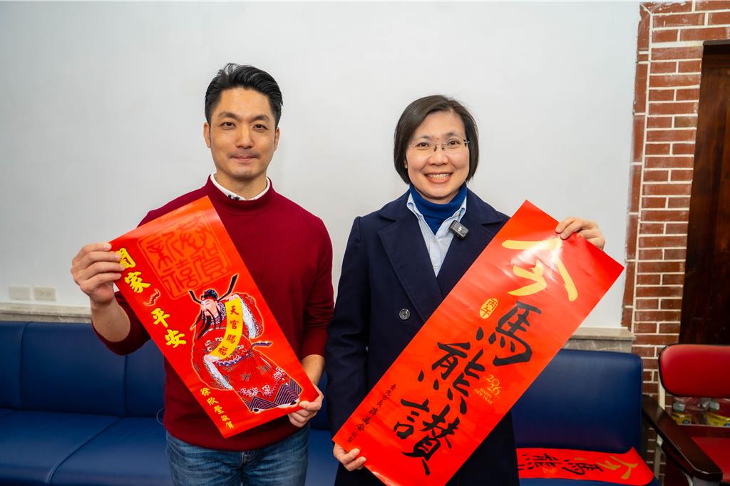 「正藍挺正派」 蔣萬安與徐欣瑩聯袂國、客語拜年