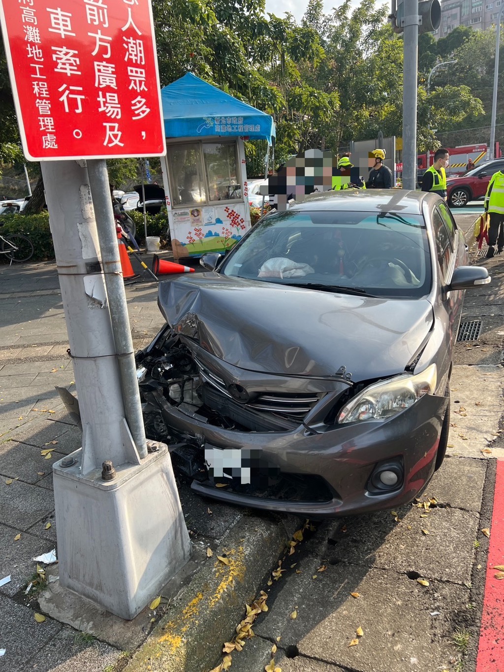 初三暖陽好出遊! 新店陽光公園車輛意外爆衝撞柱