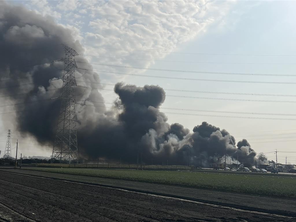 雲林資源回收廠大火 挖土機開挖支援滅火
