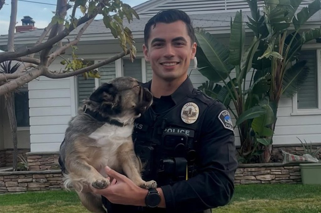 鮮肉帥警抱狗照爆火 女網友紛紛自首求逮捕