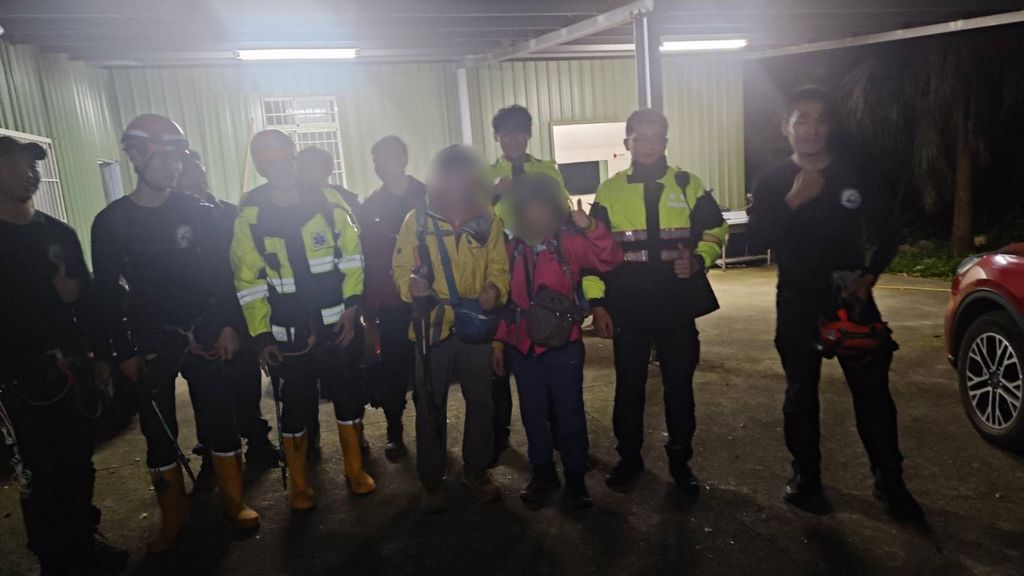 淡水天元宮賞櫻迷途受困 警摸黑營救6旬老夫妻