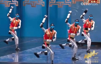 春晚機器人「穿和服登綠媒」？頭殼造型如出一轍引熱議