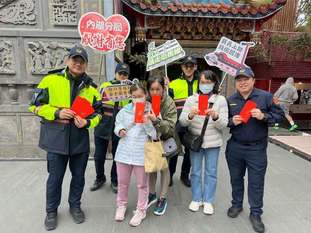 碧山巖走春人潮絡繹不絕 內湖警拜年兼宣導反詐騙