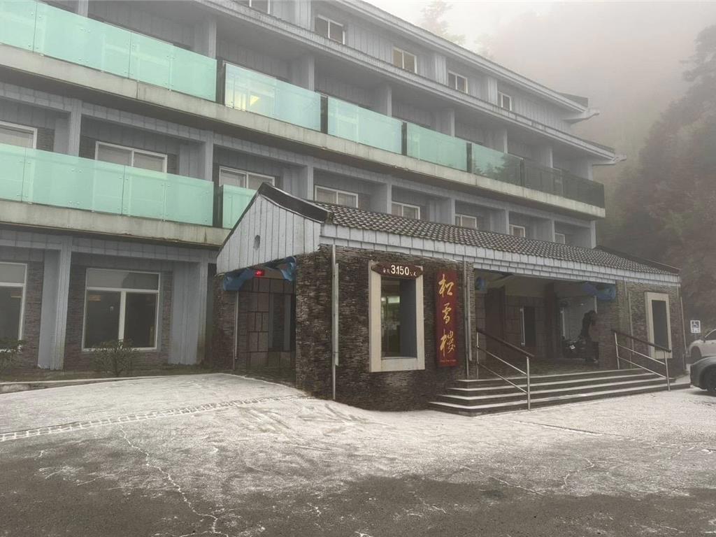 合歡山「披糖霜」!松雪樓清晨降冰霰 水晶宮路段限掛雪鏈通行