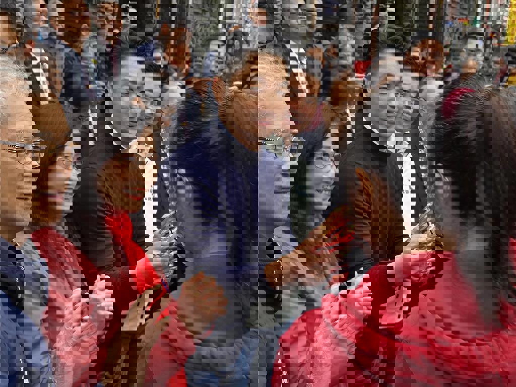 陪蔣萬安赴廟宇參拜 楊智伃揪1幕讚:就是我們的最強母雞