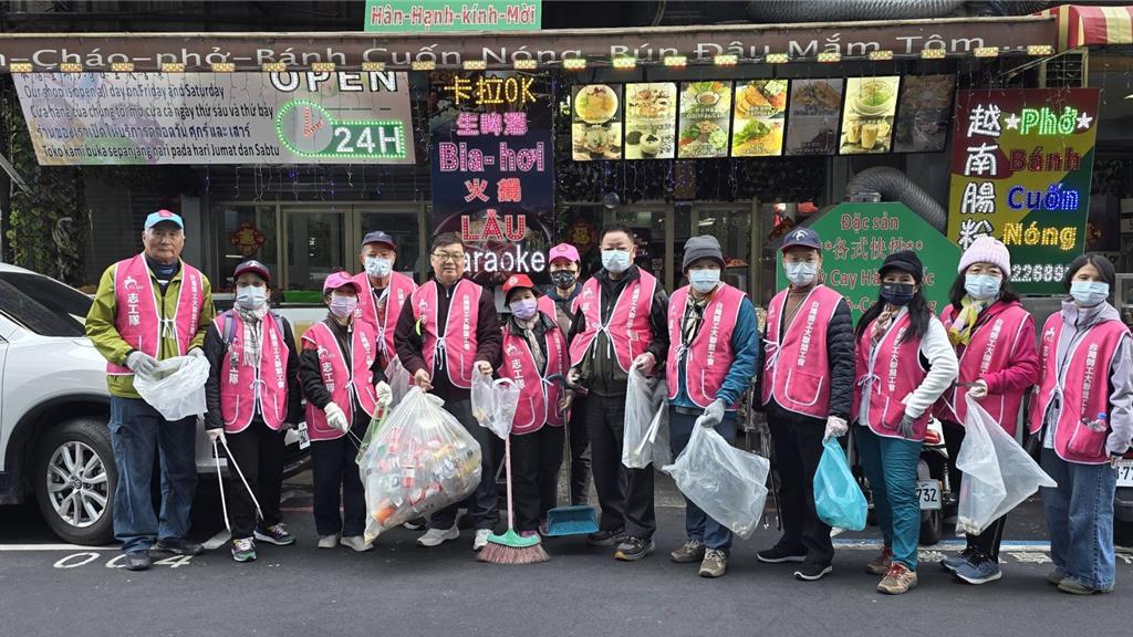 台中志工寒風掃街過新年 中區東協廣場煥然一新