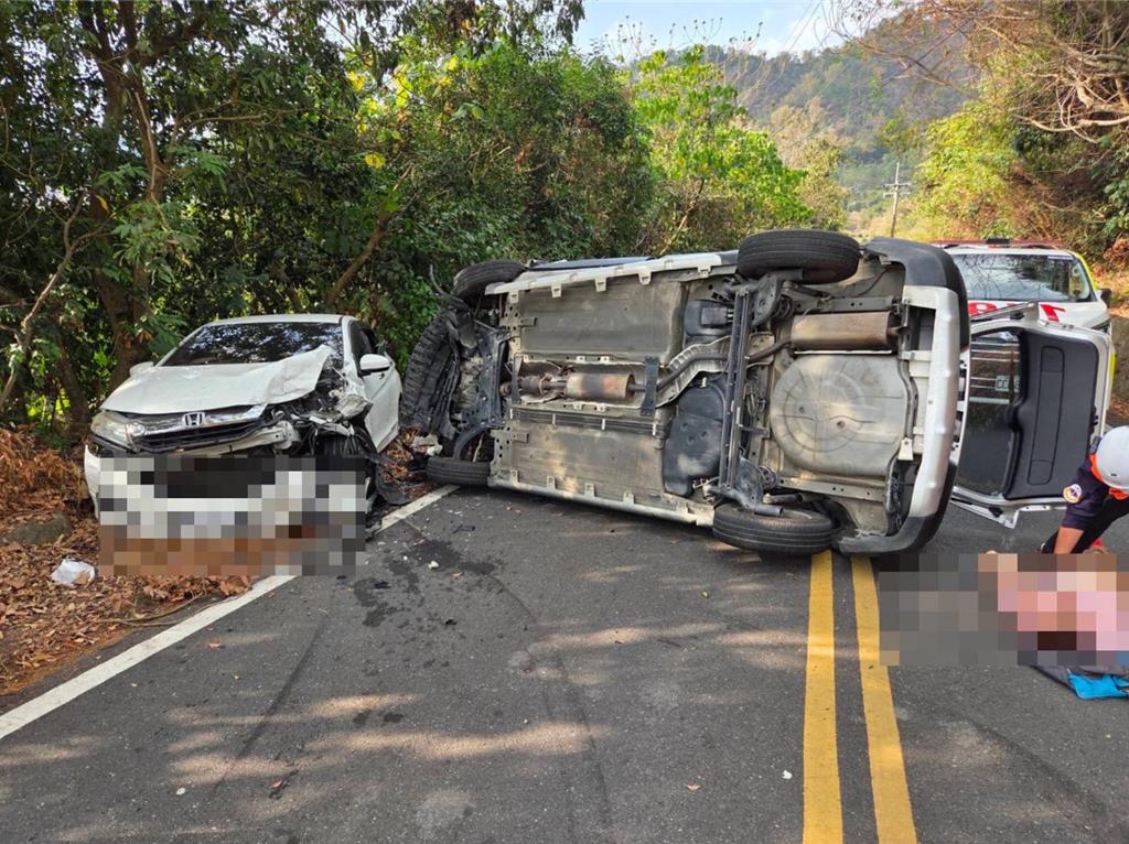 休旅車下山煞車失靈 對撞小客車釀11傷 驚悚畫面曝