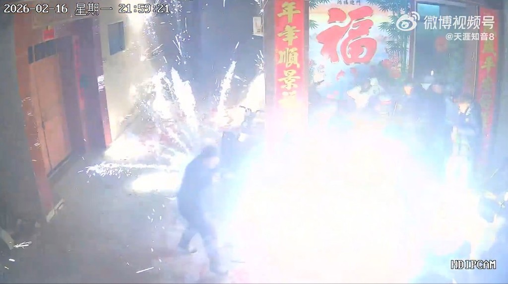 家門口看煙火遭流彈波及 大爺反應不及險遭炸傷