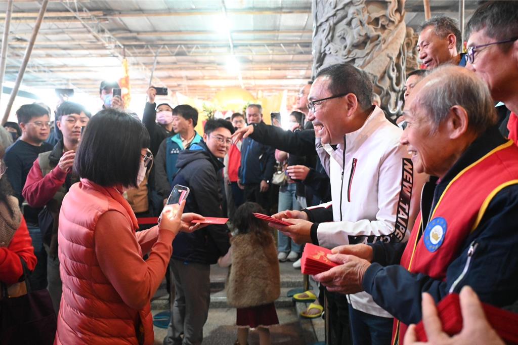 侯友宜初五赴金山發福袋 錢母加持、金馬象徵財氣聚攏