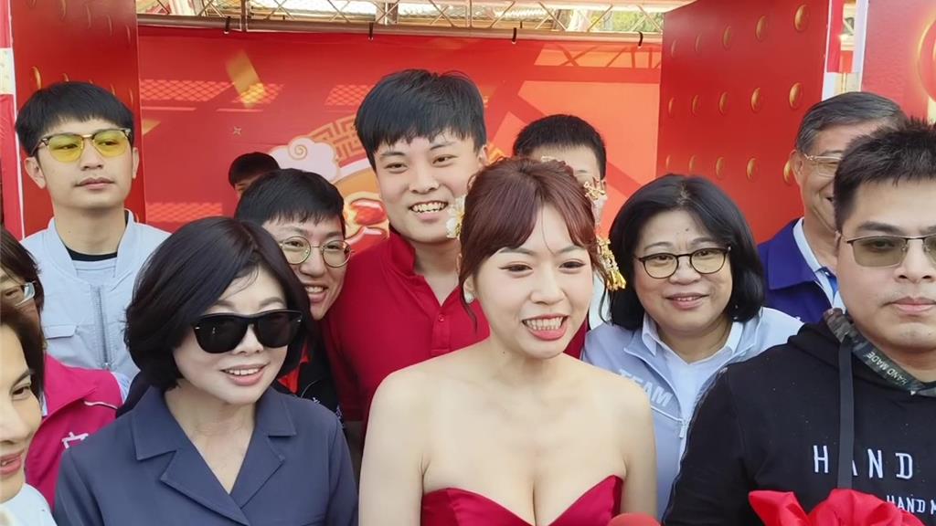 嘉市月老廟初五徵友盛況空前 美女網紅拋繡球全場搶破頭