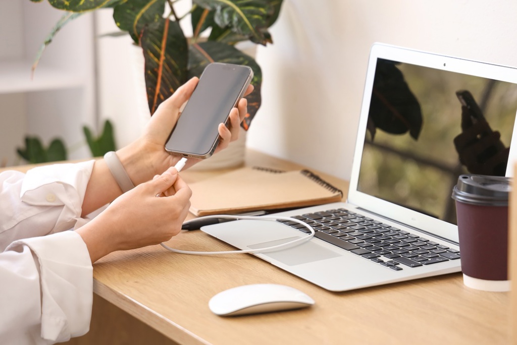 手機充電NG行為一堆人犯 專家示警:電池超容易壞