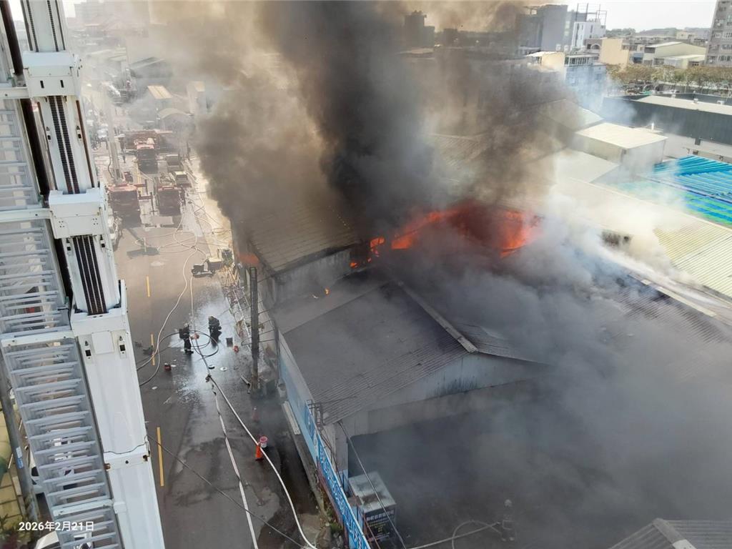 嘉義醫院附近鐵皮屋倉庫大火 恐波及新羽球館急搶救