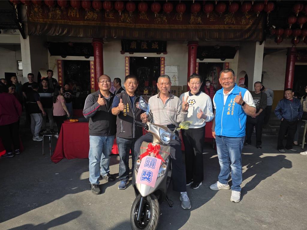 擲筊大賽連戰5天 模具男從250人中脫穎而出 騎走機車