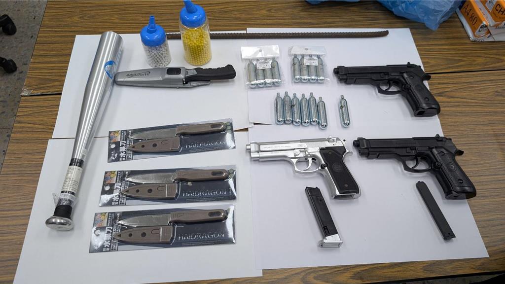 少年仔「初四」了! 10學生校門口持槍追逐嚇壞路人