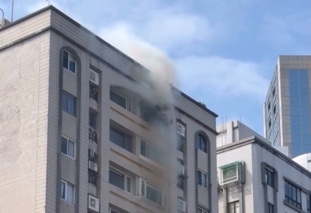 超狂迎財神!屋頂垂吊放鞭炮 火光直墜畫面曝