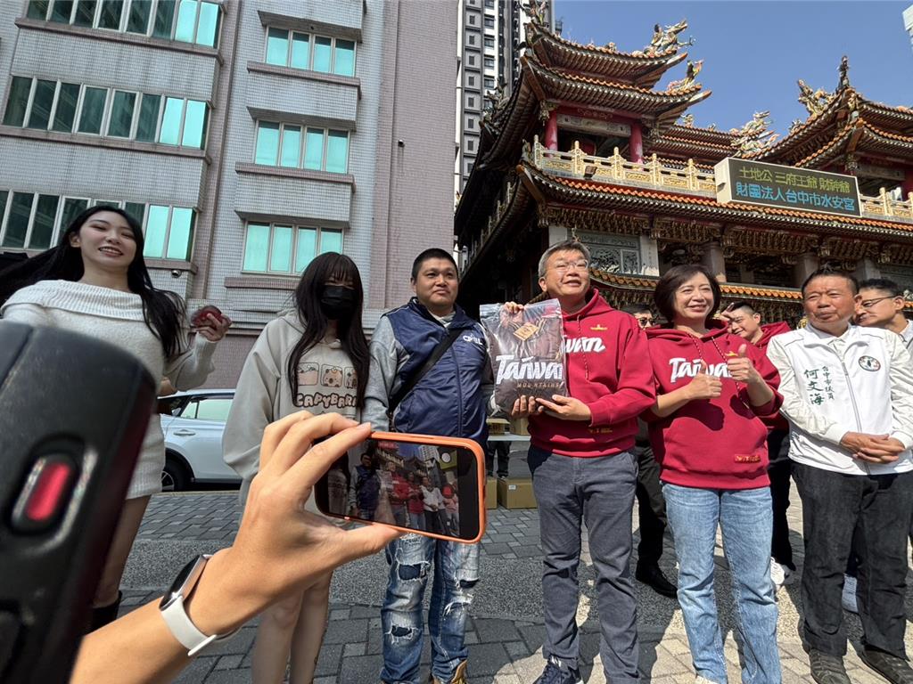 職棒大聯盟會長發送小紅包 喊話台中一定要有大巨蛋!