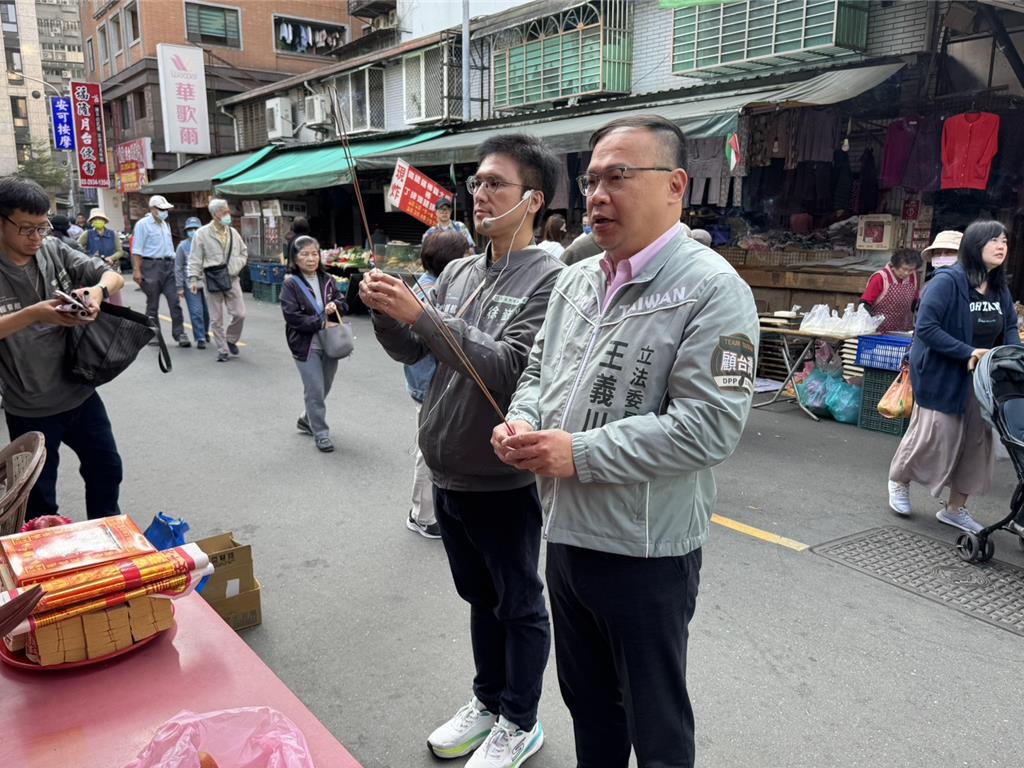 王義川扮「母雞」市場拜票 徐嶔煌笑曝同學蔣萬安八卦