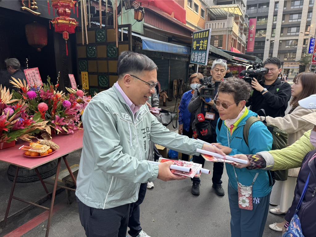 民進黨立委王義川22日上午先到景美市場拜年。（資料照片／徐佑昇攝）