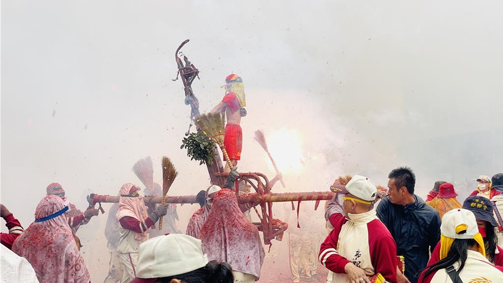 台東寒單爺「遶境開炸」不停歇 肉身衝火網一路炸回堂口