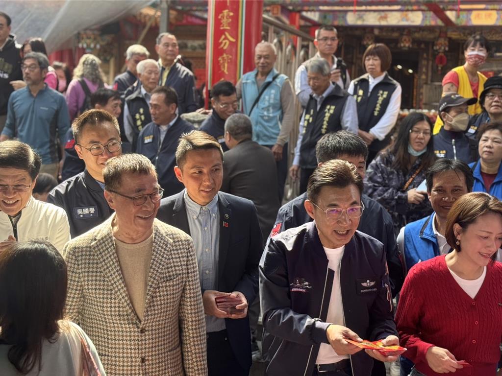 川伯合體江啟臣新北拜廟 互送包種茶、太陽餅盼獲支持