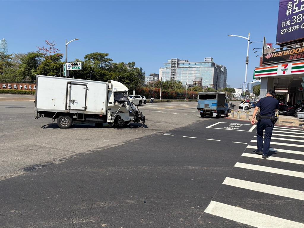 疑沒注意亮黃燈前車減速追撞! 小貨車車頭嚴重毀共釀3傷