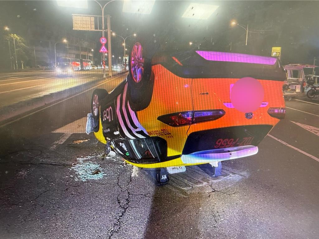 運將精神恍惚 小黃成碰碰車四輪朝天