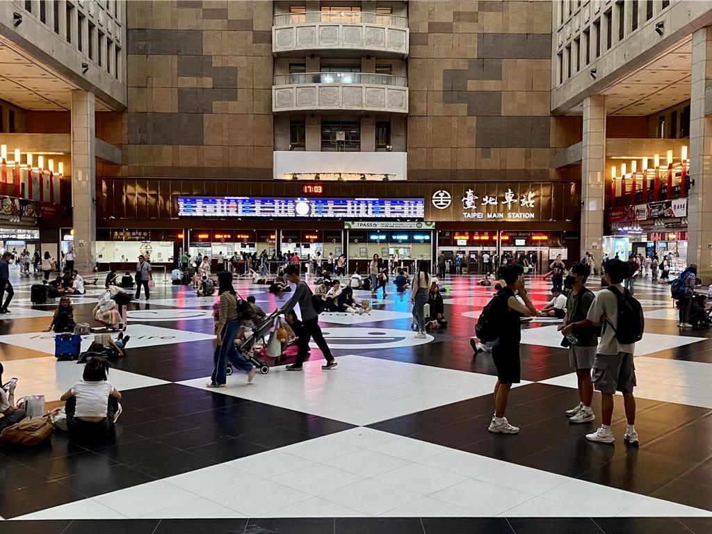 台北車站驚見男子持刀 民眾嚇壞!警方緊急出動維安