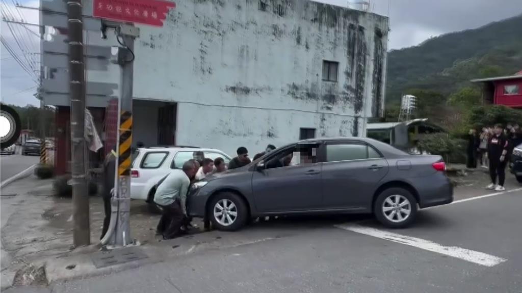 影》這就是鄉下的力量!遊客車輪卡駁坎 鄉民齊心救援