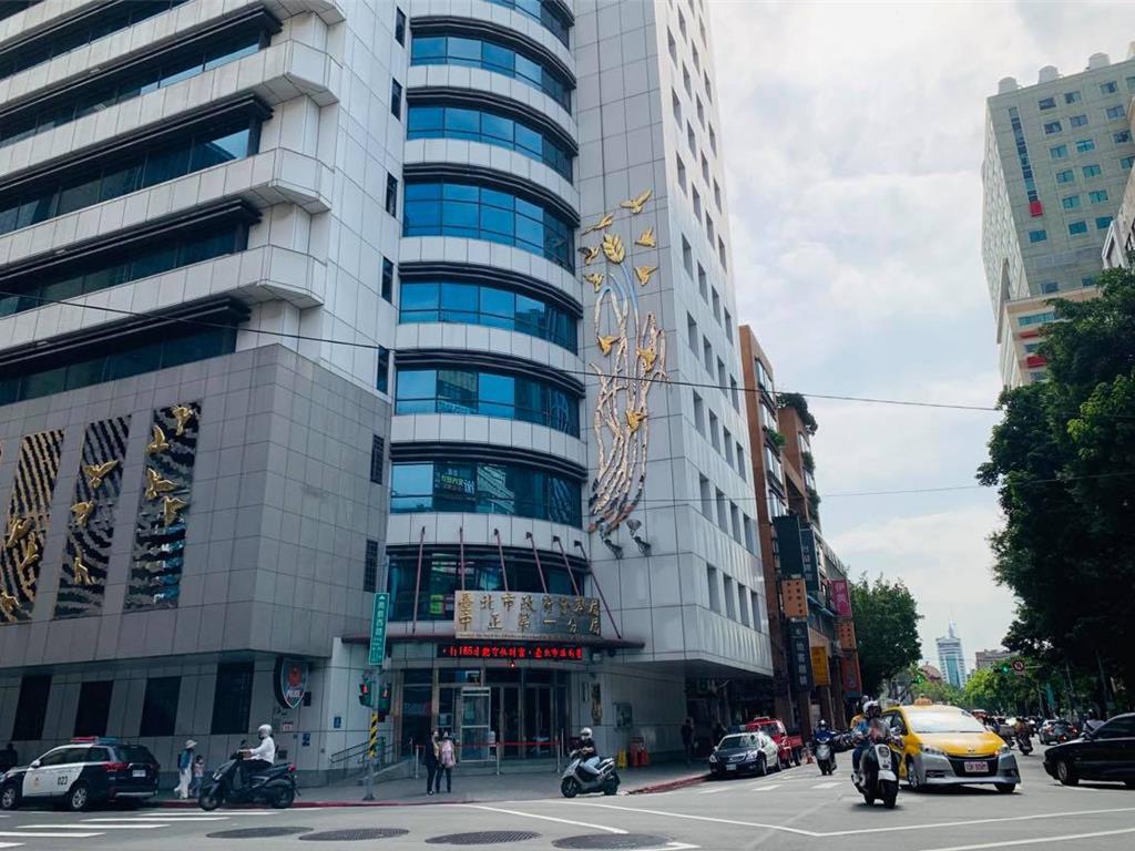 北市黑衣男當街亮10公分水果刀 警鎖定身分緝捕中