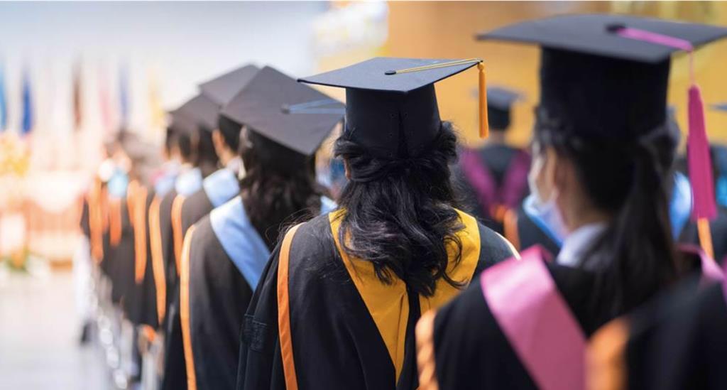 外語「只是工具」後 那些在電商直播和程式代碼裡自救的畢業生