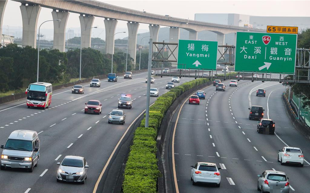 農曆春節連續假期進入尾聲,22日為收假日,北返車潮全面啟動。交通部高速公路局預估,22日國道總交通量約96百萬車公里,其中北向車流上看53百萬車公里,約為平日的1.2倍,顯示返程需求明顯升溫。圖為22日傍晚66快速道路匯入國一中壢路段車流情況。(陳麒全攝)