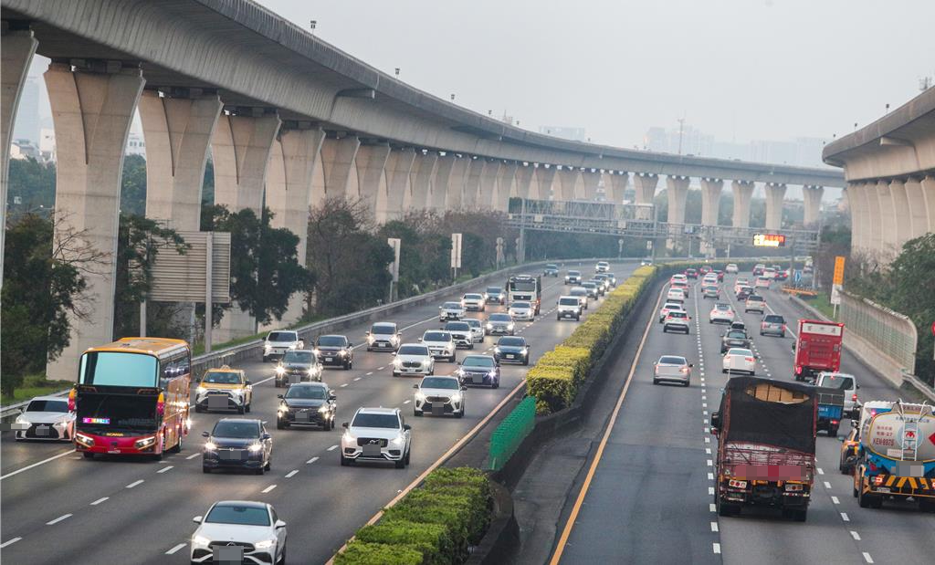 農曆春節連續假期進入尾聲,22日為收假日,北返車潮全面啟動。交通部高速公路局預估,22日國道總交通量約96百萬車公里,其中北向車流上看53百萬車公里,約為平日的1.2倍,顯示返程需求明顯升溫。圖為22日傍晚66快速道路匯入國一中壢路段車流情況。(陳麒全攝)