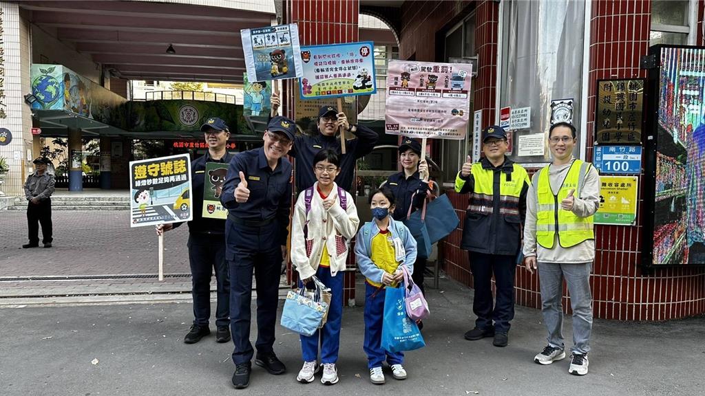 開學首日!蘆竹、八德警守護學童上學路