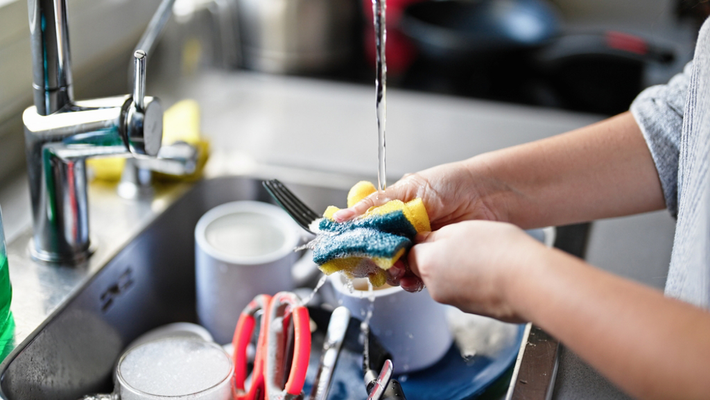 碗泡太久超危險!專家曝4NG洗碗法:別直接擠洗潔精