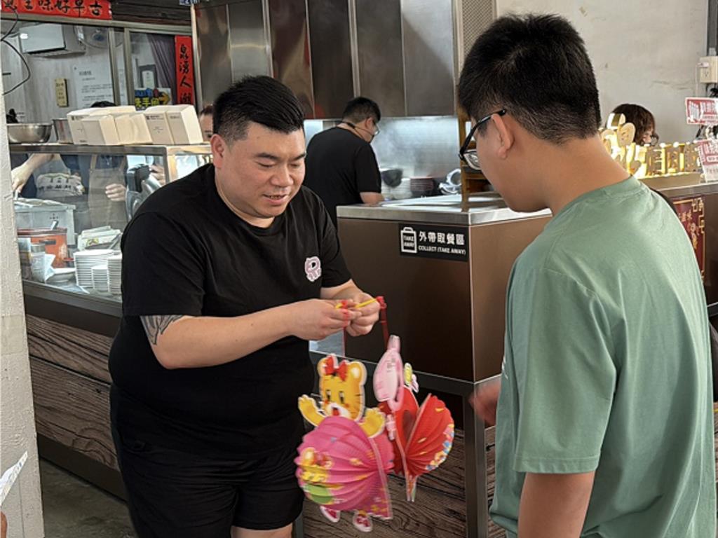 太有愛!彰化爌肉飯暖送燈籠 老闆響應義賣讓愛傳下去