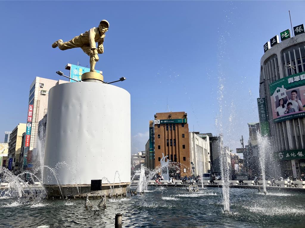 站10年累了!嘉義中央噴水圓環王牌投手雕像將暫別