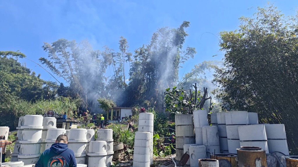 新店公墓旁火燒車!疑燒雜草「火星飄移」 無辜轎車成廢鐵