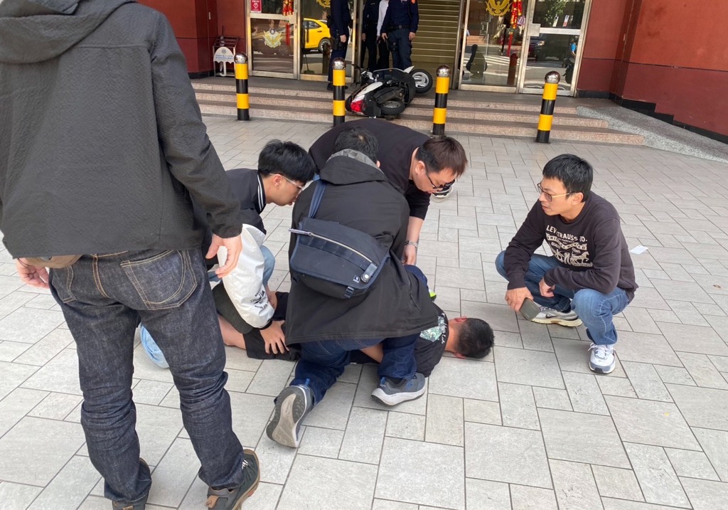 太歲頭上動土!男騎車衝撞基隆警局 下秒遭群警壓制