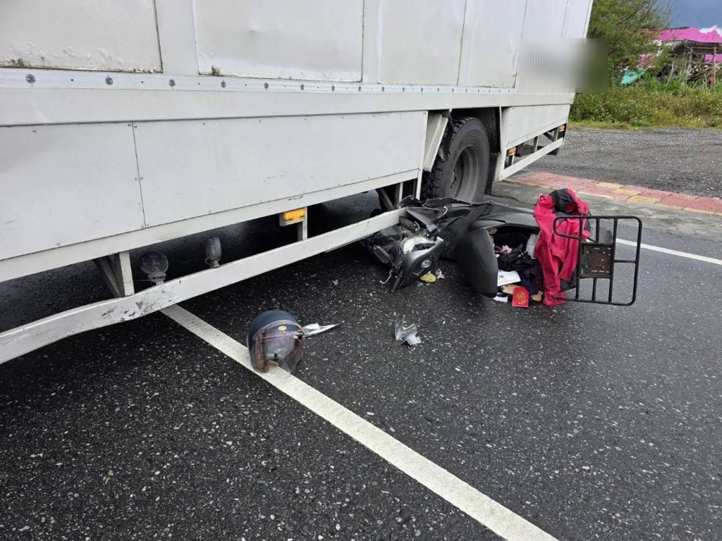 大貨車左轉擊落直行機車 25歲騎士膝蓋重創送醫