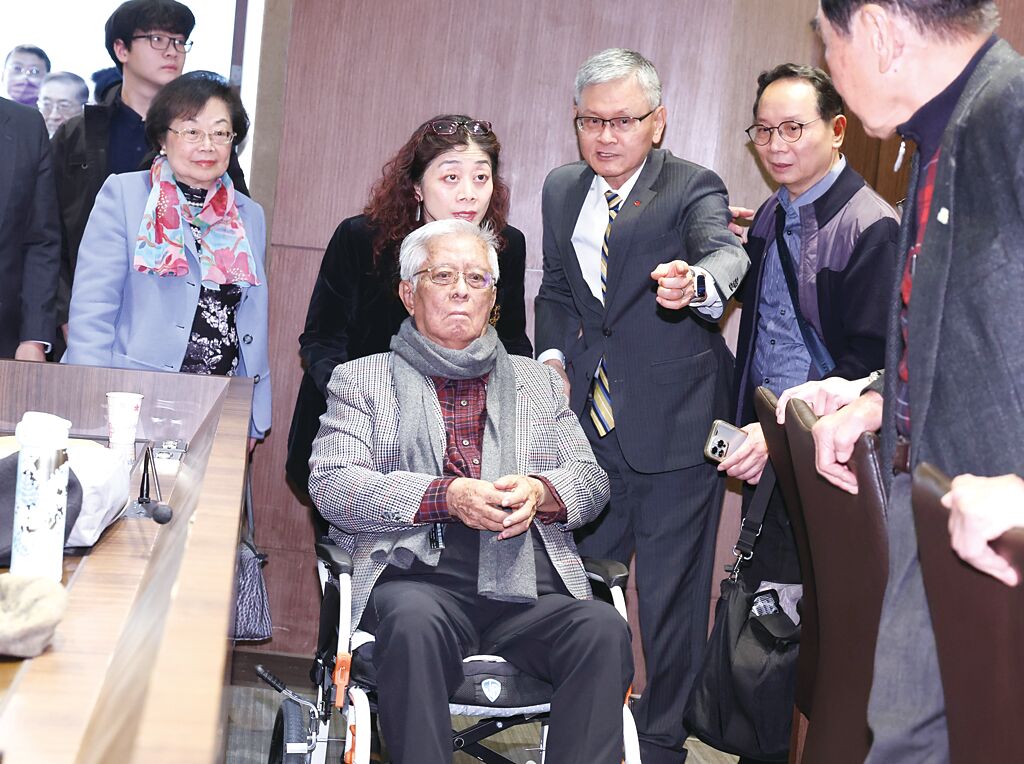 《永晝不息》新書發表會,前外交部長楊進添(前中)與夫人石純純(左)一同進入會場。(陳俊吉攝)