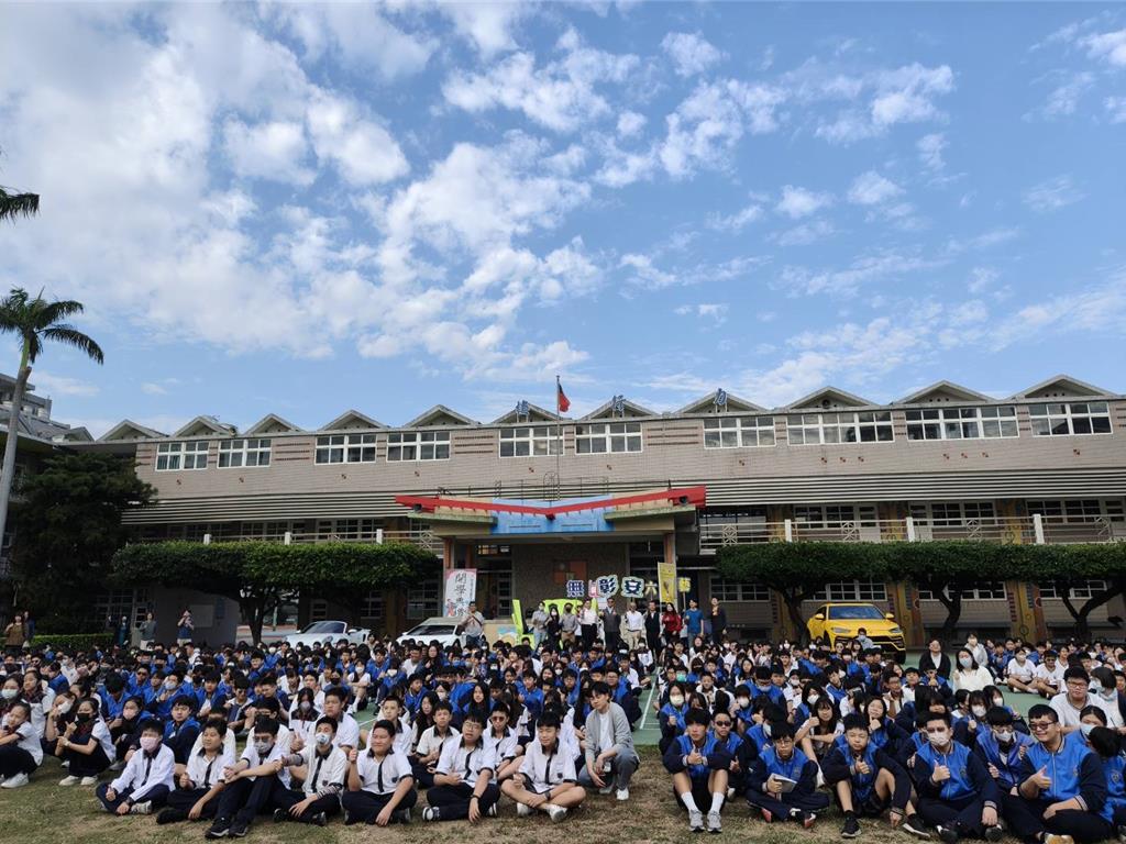 上億超跑開進校園!彰安國中「最狂開學」 學長教廁所哲學