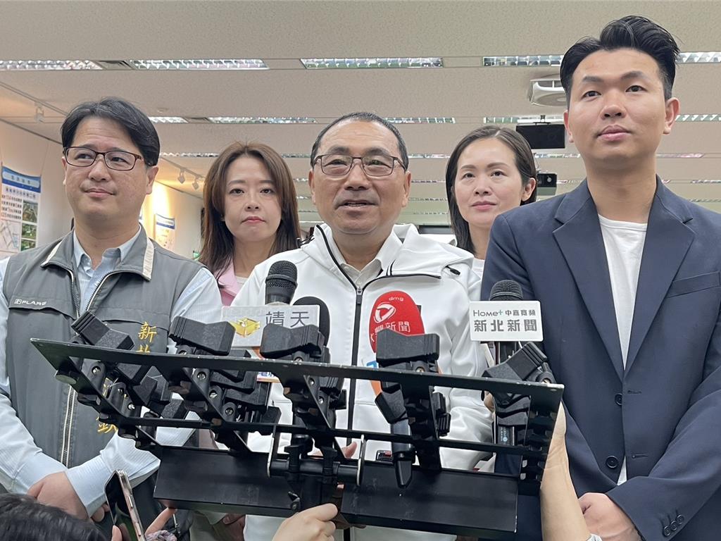 國民黨主席鄭麗文今(24)日到國民新北市黨部參與新春團拜,新北市長侯友宜沒有一起前往,他說,因為每個人有每個人的工作,個人把自己的工作做好,這才是對人民最好的一個回報。(柯毓庭攝)