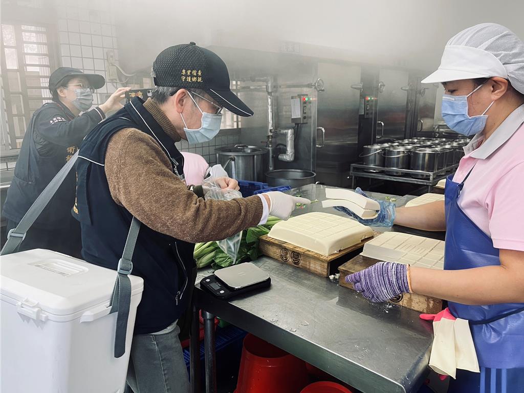 花蓮縣府確保營養午餐食安 嚴控肉品源頭 使用在地蔬菜