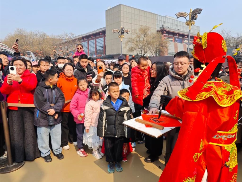 從舞台到商場 陸人形機器人引爆春節熱潮