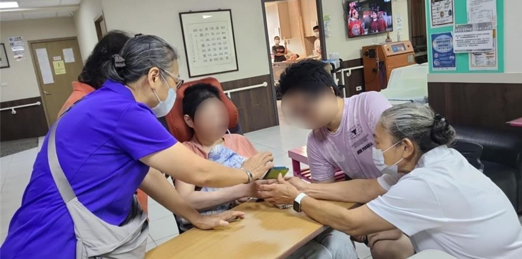 安置家庭淚別三載 視訊團圓那一幕讓社工也動容